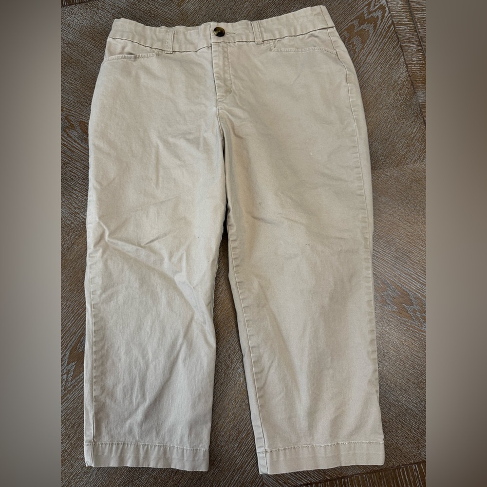 Croft & barrow Beige Classic Fit Capri pants Sz 12 Waist 32” Inseam 20” Mid Rise